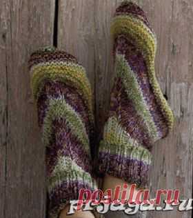 Простые носки спицами для новичков.ЗДЕСЬ:на 2-х спицах--- http://prjaga.ru/vyazanie-dlya-zhenshchin/noski-tapki/noski-na-dvukh-spicakh