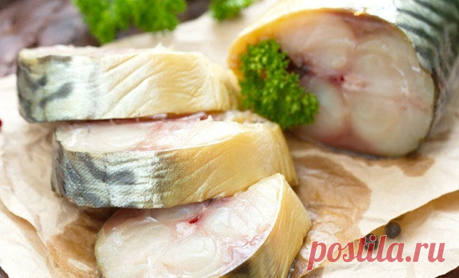 Заливаем скумбрию литром соленого чая. Сочный посол готовится сам