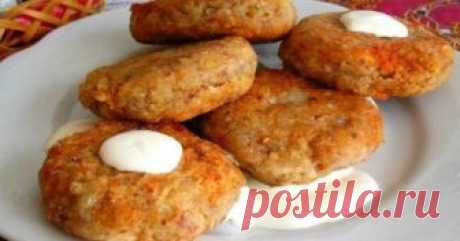 Гречаники - котлеты из каши на скорую руку, которые по вкусу даже мясоедам Гречневая каша – еда специфическая, к которой никто не остается равнодушным. Одни ее едят с удовольствием, другие даже запах не переносят, но и тем, и другим обязательно придутся по вкусу гречаники – аппетитные котлеты без мяса. Готовятся они проще простого и у многих хозяек уже давно занесены в список дежурных блюд.