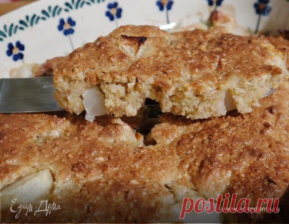 Легкий пирог с яблоком и грушей . Ингредиенты: мука, миндаль, груши Вместо груш можно взять замороженные ягоды или приготовить пирог только с яблоками или только с грушами.