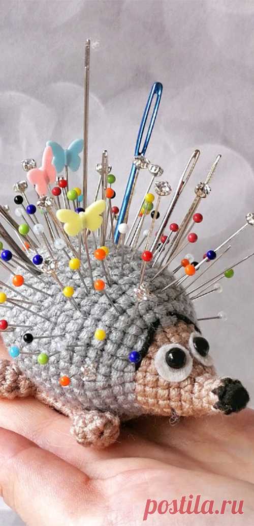 PDF Игольница Ёжик крючком. FREE crochet pattern; Аmigurumi animal patterns. Амигуруми схемы и описания на русском. Вязаные игрушки и поделки своими руками #amimore - ёжик, маленький ёж, ежиха.