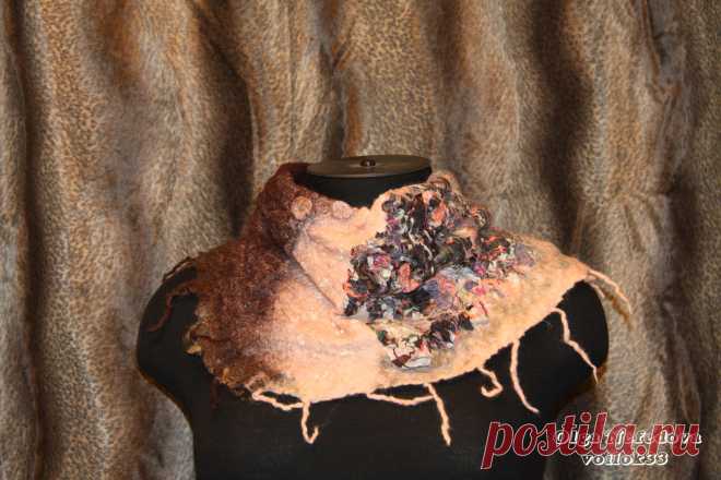 Авторский валяный бактус "Огни города" (Войлок от Ольги Нефедовой)
Бактус декорирован различными волокнами. Шарфик очень теплый и уютный. Стильный аксессуар для зимних морозов. 
Проект называется "Огни города", т.к. на самом деле напоминает утреннее зарево, вечерние фонари, силуэты домов, таинственные туманные улочки ... в этой работе можно увидеть все, нужно только немного фантазии и воображения. 
Работа выполнена из натуральных теплых материалов.