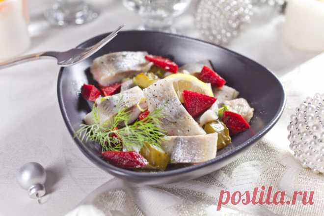 Салат с сельдью, свеклой и соленым огурцом 

Простой, но вкусный и оригинальный салат с маринованной сельдью, свеклой и солеными огурцами подойдет как для обычной трапезы, так и для праздничной.

ИНГРЕДИЕНТЫ

350 г филе сельди
1 средняя отварн…