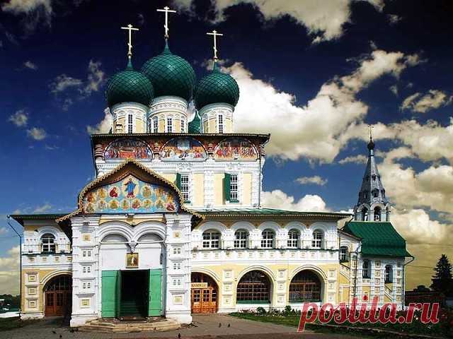Воскресенский собор — памятник церковной архитектуры второй половины XVII века. Тутаев, Ярославская область.