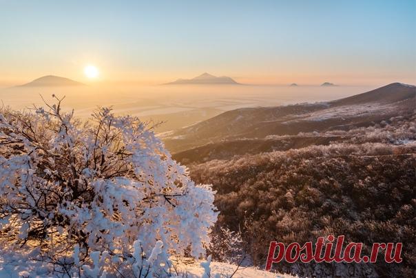 Зимний закат на Лысой горе с видом на гору Бештау и Кавказские Минеральные Воды. Снимал Армен Захаров: nat-geo.ru/community/user/208946