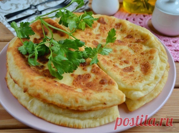 Хачапури. Вкусные и очень нежные. 

Рекомендую!

 Ингредиенты 

Кефир — 1 стакан.
Сода (погасить уксусом) — 0,5 ч. л.
Соль — 0,5 ч. л.
Сахар — 0,5 ч. л.
Мука (в тесто) — 2,5 стак.
Мука (для работы с тестом) — 0,5 стак.
Творог — 200 г
Сыр твердый — 120–150 г
Чеснок — 2 зубчика
Масло подсолнечное рафинированное — для жарки

 Приготовление 

1. Отмерьте нужное количество продуктов.
2. Приготовьте тесто для хачапури. Для этого в кефир положите соль, сахар и гашеную соду, перем...