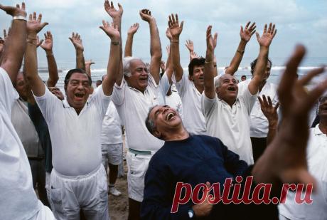 Один из 37 Клубов Смеха в Мумбаи, Бомбей, Индия, 1996 год. (Photo by Steve McCurry)  |  Серия фотографий легендарного Стива МакКарри «Сила игры» • НОВОСТИ В ФОТОГРАФИЯХ