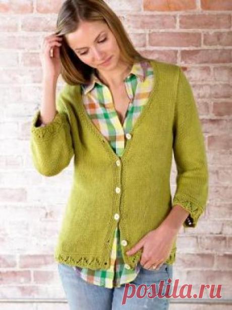 Кофта спицами с отделкой из ажура Простая кофта спицами для женщин, выполненная из летней пряжи средней толщины на основе хлопка и вискозы. Вязание кофты осуществляется классическим...