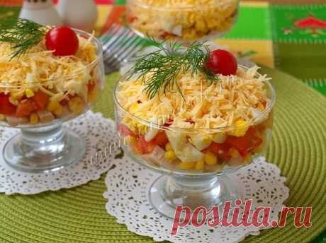 САЛАТ «ВОСТОРГ» 

Ингредиенты: 
-Курица копчёная - 200 грамм; 
-Яйца варёные - 2 шт; 
-Кукуруза консервированная - 0.5 банки; 
-Сыр твёрдый - 120 грамм; 
-Помидоры - 3 шт; 
-Чеснок - 1 зубчик; 
-Майонез - по вкусу. 

Приготовление:
Копчёную курицу нарезать небольшими кубиками. 
Также кубиками нарезать помидоры. 
Выложить кубики курицы в порционные креманки, сделать майонезную сеточку и немного посыпать измельчённым чесноком. Сверху выложить 2-3 столовых ложки кукурузы. 
На...