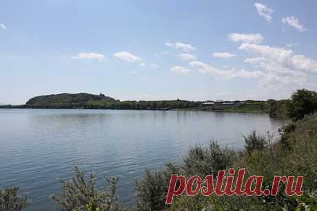 В Армении утонул временный поверенный в делах Украины. В Армении утонул временный поверенный в делах Украины в республике Александр Сенченко. Об этом сообщили источники в армянских правоохранительных органах. Отмечается, что украинский дипломат утонул в озере Севан в Гегаркуникской области. В настоящий момент выясняются причины случившегося.