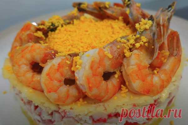 Слоёный салат с креветками и крабовыми палочками
Сегодня готовим нежный и вкусный салат с креветками, помидорами, картофелем и крабовыми палочками. Готовится просто и всем очень нравится