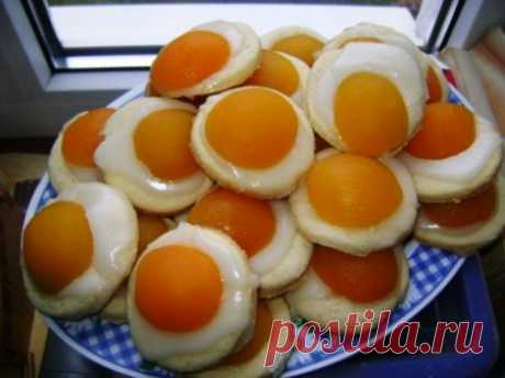 Печенье Яичница Ингредиенты:  Сливочное масло - 100 г. Сахар - 6 ст.л. Яйцо - 1 шт. Молоко - 1 ст.л. Мука - 250 г. Сахарная пудра - 180 г. Лимонный сок - 3 ст.л. Персики или абрикосы консервированные