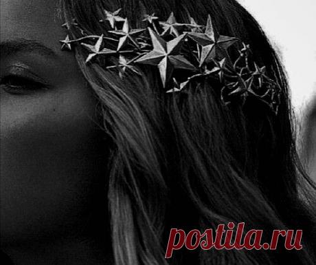 Причина печали не должна исходить из неудачи, разочарование не должно быть причиной слез.
Интересно, почему тысячи книг, фильмов, песен, поэзии показывают надежду,
как один источник жизни .