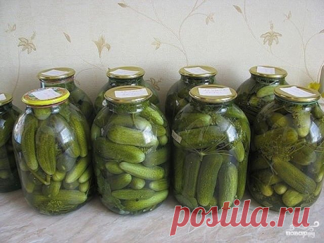 Огурцы не взрываются

Этот рецепт огурцов кажется немного странным, но, однако огурцы закрученные таким способом никогда не взрываются...Просто, быстро, вкусно и все огурцы хрустят!!!! ... и не надо НИЧЕГО стерилизовать, и кипятить! Сахара и соли столько, что рассол не мутнеет. Берем огурцы (желательно, свежесобранные), если нет-замачиваем их на 4-6 часов в холодной воде - для хруста.

Пока готовим банки. Моем тщательно с чистящим средством. Переворачиваем чистые банки и с...