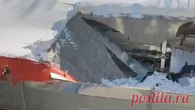 В Подмосковье крыша супермаркета рухнула на магазин. В Подмосковье, в городе Старая Купавна, крыша супермаркета обрушилась на магазин, расположенный на последнем этаже. Об этом сообщает информационное агентство "Москва". Кадры публикуют очевидцы происшествия - на фотографиях ...