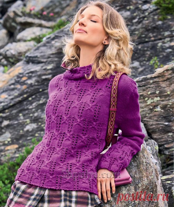 Яркий кашемировый пуловер связан ажурными мотивами из «Кос» на фоне лицевой глади. Отогнутый внутрь и подшитый воротник свободно лежит вокруг шеи, но тем не менее сохраняет тепло.