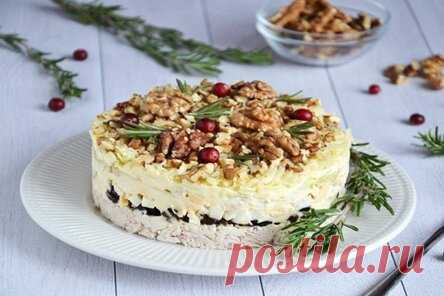 Слоеный салат с курицей, черносливом и грецкими орехами