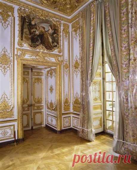 lesliaisonsdemarieantoinette: “ LES LIAISONS DE MARIE ANTOINETTE | Detailed image of the curtains and boiserie in the Chamber de la Reine, Versailles | Photo © RMN-Grand Palais (Château de Versailles) / Gérard Blot ”  |  Pinterest