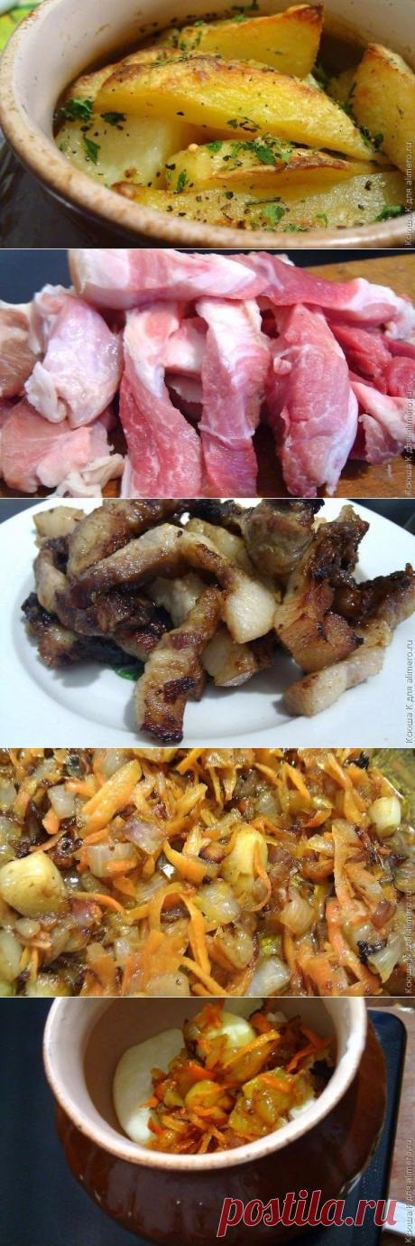 Картошка, тушенная с мясом в горшочке #горячее@just__cook Ингредиенты: Картошка — 16 шт) Мясо — 4 ломтика) Сметана — 1 стакан) Сливочное масло — 50гр) Лук — 4 шт) Морковь — 1 шт) Соль, черный перец,