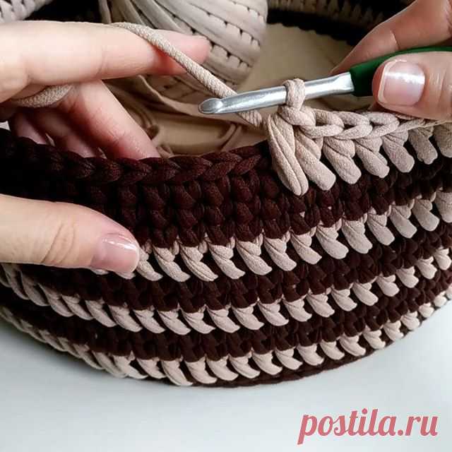 ✔️Узор в копилку➿
⠀
Если вам нравятся корзины плотной вязки..
⠀
✔️тогда этот рисунок 100% станет вами любимым, как и моим🙈😄
⠀
✔️да, да❤️
И самое интересное то,
Если менять:
➿ цвет нити,
➿количество рядов (галочки)
то ...
⠀
✔️Каждый раз рисунок смотрится по-разному👍
⠀
✔️Да, на него идёт больше пряжи, но это того стоит
Пробуйте, делитесь результатом☺️ мне приятно😉
На эту корзину заказала ручки из кожи, цвета брауни
⠀
Пока придут ручки, думаю....🧵.может подклад в неё сши...