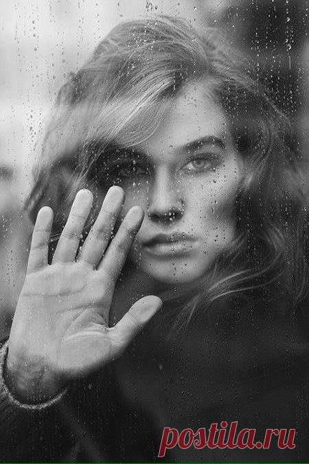 И счастье есть и чудеса случаются.... Куда по осени уходят корабли,

Чтобы дождаться солнечного лета?..

А помнишь, ты сказал: "Меня не жди!"

И ни ответа больше ни привета...