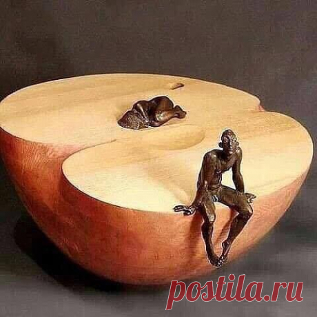 Наверное, Бог создает нас парами, но тут же разъединяет, разбрасывает по континентам, социальным слоям и национальностям. А потом забавляется, наблюдая, как мы ищем свою вторую половину, шарим по глобусу, обманываемся, отчаиваемся, и если соглашаемся на замену, то страдаем от этого до конца своей жизни...
Эдуард Тополь.
К Великому сожалению, увы...