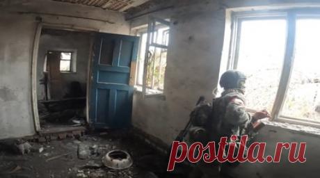 «ВСУ прикрывались мирными как щитом»: морпехи рассказали об освобождении Новоукраинки и Шахтёрского. Камчатские морпехи из группировки «Восток», которая освободила сёла Новоукраинка и Шахтёрское в ДНР, рассказали RT, как они спасали мирных жителей и как вели себя ВСУ при наступлении наших войск. По словам бойца с позывным Сомали, вэсэушники не сдавались в плен во время боёв — предпочитали убегать. Кроме того, часто они были под наркотиками. Военный с позывным Кипиш рассказал, что ВСУ…