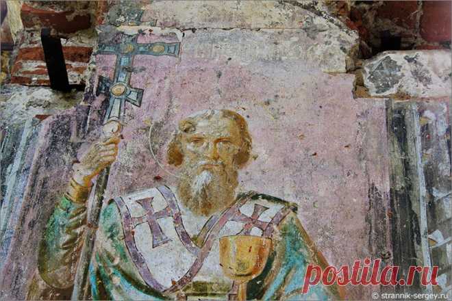 Вам не случалось зайти золотым летним днем в старый разрушенный сельский храм.

Храм, когда-то стоявший в большом богатом и процветающем многолюдном селе на пути из Москвы в Коломну.

Потом храм разорили и осквернили. Жители села растащили иконы, выломали пол и устроили в храме мастерскую по ремонту тракторов.

Случайно или нет, но жителей села постигла череда несчастий, и село запустело и исчезло.

А храм до сих пор стоит.