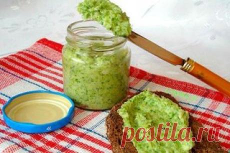 ЧЕСНОЧНЫЕ СТРЕЛКИ ВПРОК

Чеснок (чесночные молодые стрелки) — 500 г
Соль — 0,5 ч. л.
Масло растительное — 1,5 ст. л.

Собранные с чеснока стрелки хорошо помыть и удалить жёсткую часть. Как это сделать стрелочка вам подскажет сама. Мягкая часть стрелки хорошо обламывается при нажатии, а уже огрубевшая часть просто заламывается.

Затем выложить на бумажное полотенце, чтобы убрать лишнюю влагу.

Когда стрелки обсохнут, произвольно их нарежем.
В чашу блендера положим чесночные...