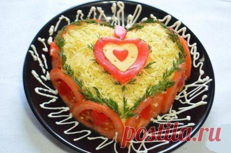 салата &quot;Пламенное Сердце&quot;
Грамм 300 куриного филе отварила и порезала кубиками,
грамм 300 шампиньонов обжарила с минимальным добавлением жира, выкладываем на блюдо слоями в форме сердца :
филе,
майонез,
грибы,
майонез,
свежие помидоры резанные кубиками,
верх салата посыпаем тертым сыром,
бока украшаем дольками помидор.
 Приятного аппетита!