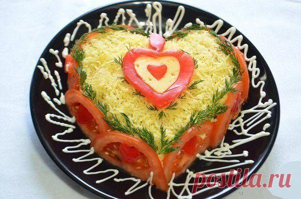 салата "Пламенное Сердце"
Грамм 300 куриного филе отварила и порезала кубиками,
грамм 300 шампиньонов обжарила с минимальным добавлением жира, выкладываем на блюдо слоями в форме сердца :
филе,
майонез,
грибы,
майонез,
свежие помидоры резанные кубиками,
верх салата посыпаем тертым сыром,
бока украшаем дольками помидор.
 Приятного аппетита!