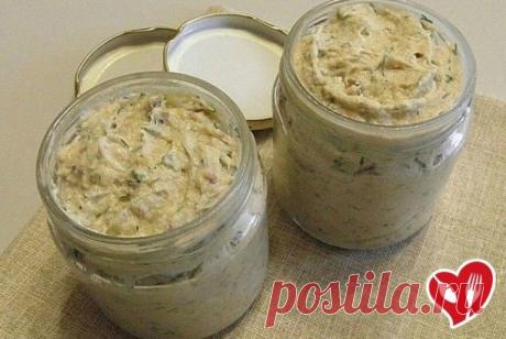 Селедочное масло

Это проверенный рецепт, так готовила селедочное масло ещё во времена Советского Союза. Несмотря на достаточно простой набор ингредиентов, масло получается очень вкусным. Мои близкие с удовольствием едят с бутерброды с таким маслом. Готовлю его и на праздничный стол и, поверьте, бутерброды с таким маслицем на столе не залёживаются.

Что нам нужно:
Сельдь слабосоленая — 1 шт.
Горчица — 1 ч.л.
Масло сливочное — 200 гр.
Лимонный сок — 1 ст. л.
Яйцо — 1 шт.
Ук...