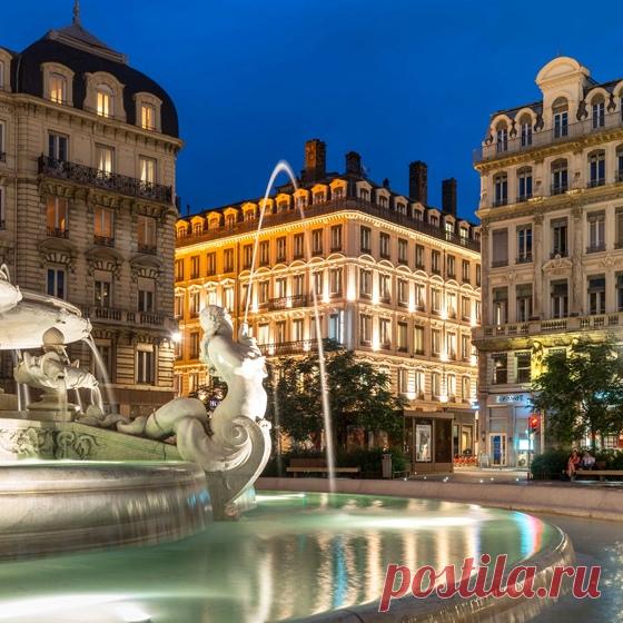 Водный простор, как зеркало для красивого города.. Как зеркало, в которое глядит небо...
Д. Стил. 