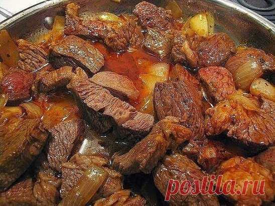 Вкусный, домашний гуляш
Ингредиенты: 
- мясо (говядина или свинина) - 500 г, 
- лук репчатый - 2 шт, 
- мука - 1 ст. ложка, 
- томатная паста - 3 ст. ложки, 
- соль, перец, лавровый лист, зелень. 
Приготовление: 
Мясо вымыть, обсушить и нарезать кубиками. 
Лук мелко порезать. В глубокой сковороде разогреть масло и обжарить мясо на сильном огне ~5 минут. Добавить к мясу лук и жарить, периодически помешивая, ~5-7 минут на среднем огне. 
Мясо посолить, поперчить, посыпать мукой, хорошо перемешать