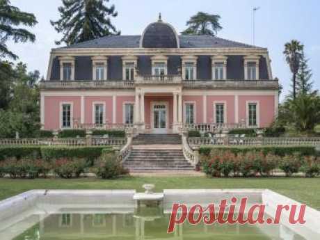 Palacete / Elvas, Assunção, Ajuda, Salvador e Santo Ildefonso / Venda / Ref. 105170144 - Casas de Luxo | Portugal Sotheby´s International Realty Palacete (ref: 105170144) Palácio datado do século 19, diz a lenda que o Rei D. Manuel III ordenou a sua construção para a sua amada.Uma propriedade de sonho onde pode desfrutar do seus jardins botânicos, enriquecidos com maravilhosas fontes,...