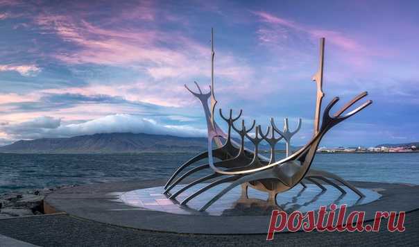 «Солнечный странник» – скульптура в Рейкьявике (Исландия) – на закате. Автор фото – Денис Ульянкин: nat-geo.ru/community/user/185952