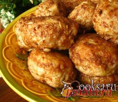 Мясные котлеты с гречкой Если вместо хлеба, в котлетную массу добавить гречку, то получатся очень вкусные, сочные котлеты! Попробуйте! Фарш свино-говяжий — 800 г; Крупа гречневая (варочный пакет 1/100г) — 1 шт; Лук репчатый (крупный) — 1 шт; Чеснок — 1-2 зуб.; Перец черный (молотый; по вкусу) ; Соль (по вкусу) ; Яйцо куриное — 1 шт; Мука пшеничная (для панировки) ; Масло растительное ;
