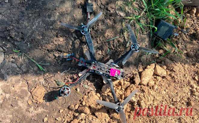 Курский губернатор заявил о посаженном украинском дроне-камикадзе. Средства радиоэлектронной борьбы нейтрализовали в Рыльском районе Курской области дрон-камикадзе, запущенный с Украины.