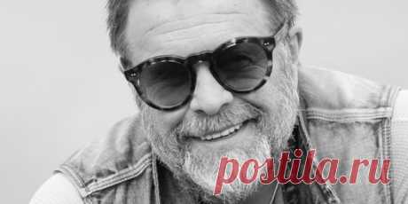 Борис Гребенщиков - биография и личная жизнь
Приветствую моих дорогих читателей! В статье «Борис Гребенщиков — биография» — о главных этапах жизни известного рок-музыканта, композитора и поэта. Для вас интересное видео.Биография Бориса Гребенщикова начинается в городе на Неве, Ленинграде. Он родился 27 ноября 1953 года. Его можно назвать основоположником русской рок-музыки.Все детство будущего музыканта прошло в легендарном городе на Неве. Учился он в престижной городской школе № 421.