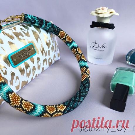 Доброе утро! ☕️
Хочу показать вам еще один ракурс этого шикарного колье)
И да! Оно заняло 1 место 🏆в совместнике, который проходил в группе в Вк у Елены, автора схемы!
💚💚💚 Колье «Фантазия»💚💚💚
Колье связано из японского бисера, в основном из бисера с серебряной серединкой, который в народе называют «огоньком». И ведь не зря называют! Благодаря этому бисеру колье очень красиво блестит, переливается на свету и как будто светится изнутри! Жаль, но на фото это практическ...