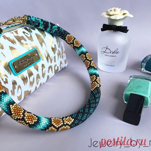 Доброе утро! ☕️
Хочу показать вам еще один ракурс этого шикарного колье)
И да! Оно заняло 1 место 🏆в совместнике, который проходил в группе в Вк у Елены, автора схемы!
💚💚💚 Колье «Фантазия»💚💚💚
Колье связано из японского бисера, в основном из бисера с серебряной серединкой, который в народе называют «огоньком». И ведь не зря называют! Благодаря этому бисеру колье очень красиво блестит, переливается на свету и как будто светится изнутри! Жаль, но на фото это практическ...