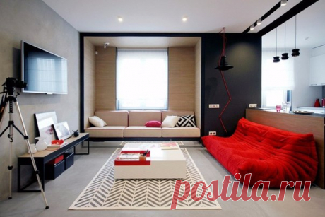 Квартира для энергичной девушки, живущей в ритме большого города В однокомнатной квартире удалось разместить не только полноценную спальню с внушительной гардеробной, но также максимально использовать каждый метр для встроенных и скрытых систем хранения. Открытая планировка гостиной и кухни, а также уютные мягкие зоны располагают к общению. Беспроигрышное сочетание белого и графитового цветов с фактурой бетона и дерева дополнили насыщенные красочные акценты. Квартира расположена в Киеве и…