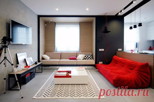 Квартира для энергичной девушки, живущей в ритме большого города В однокомнатной квартире удалось разместить не только полноценную спальню с внушительной гардеробной, но также максимально использовать каждый метр для встроенных и скрытых систем хранения. Открытая планировка гостиной и кухни, а также уютные мягкие зоны располагают к общению. Беспроигрышное сочетание белого и графитового цветов с фактурой бетона и дерева дополнили насыщенные красочные акценты. Квартира расположена в Киеве и…