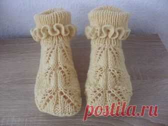 Красивые вязанные носочки -тапочки 
Автор Аня Калугина (Шакура) 





Ажурные тапочки
 Узор: 
Раппорт 28 петель. 
Набрать 28 петель. 
1р. 12 лиц, 2 изн, 12 лиц. 
2,4,6,8,10р по рисунку. 
3р. 8 лиц, 3 вместе с наклоном в право, накид, 1…