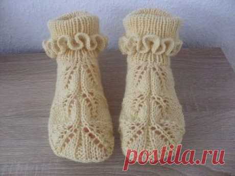 Красивые вязанные носочки -тапочки 
Автор Аня Калугина (Шакура) 





Ажурные тапочки
 Узор: 
Раппорт 28 петель. 
Набрать 28 петель. 
1р. 12 лиц, 2 изн, 12 лиц. 
2,4,6,8,10р по рисунку. 
3р. 8 лиц, 3 вместе с наклоном в право, накид, 1…