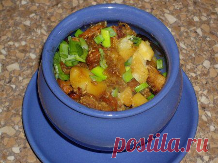 Картошка с мясом и грибами в горшочках