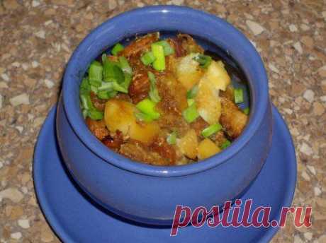 Картошка с мясом и грибами в горшочках