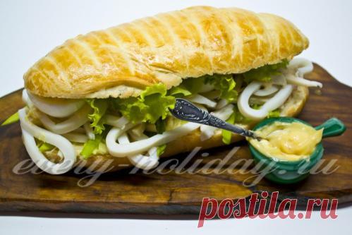 Сэндвич с кальмаром и острым соусом: рецепт