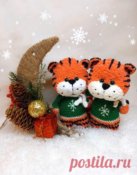 PDF Плюшевые Тигрята крючком. FREE crochet pattern; Аmigurumi animal patterns. Амигуруми схемы и описания на русском. Вязаные игрушки и поделки своими руками #amimore - тигр из плюшевой пряжи, плюшевый тигрёнок, котик, кот, кошечка, кошка, котенок.