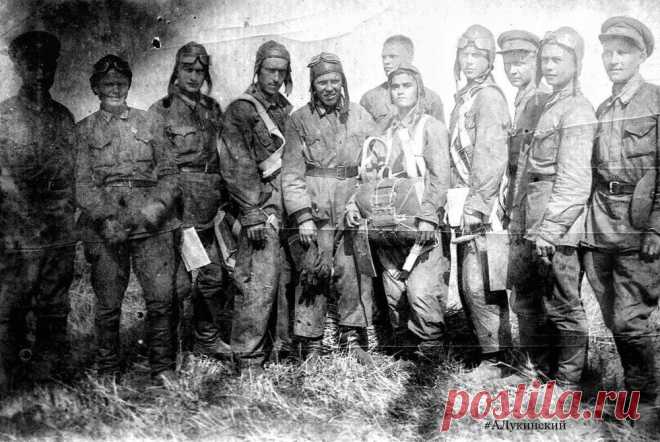Легендарная разведгруппа «Джек», совершившая невозможное 27 июля 1944 года в самое логово врага под Кенигсбергом с секретным заданием была высажена специальная диверсионная группа разведчиков под командованием 26-летнего капитана Павла Крылатых (оперативный псевдоним «Джек»), бывшего студента Свердловского горного института. Каждый из них понимал, что шансов вернуться немного, но если не выполнить поставленную задачу, то погибнут тысячи бойцов Красной армии. ...